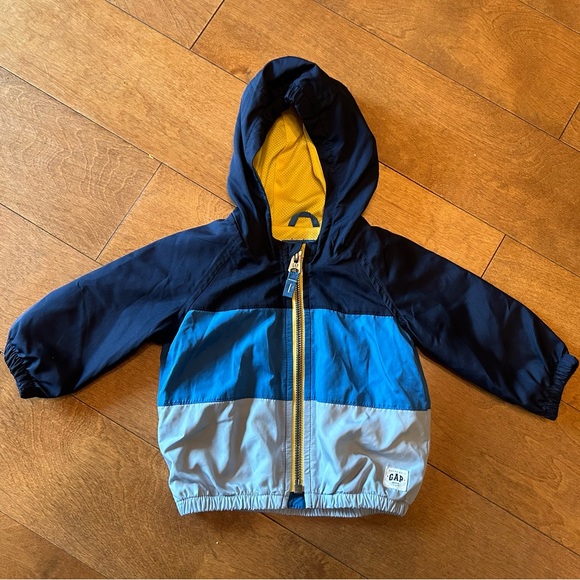 Two windbreakers jackets size 3-6 months - Picture 2 of 8